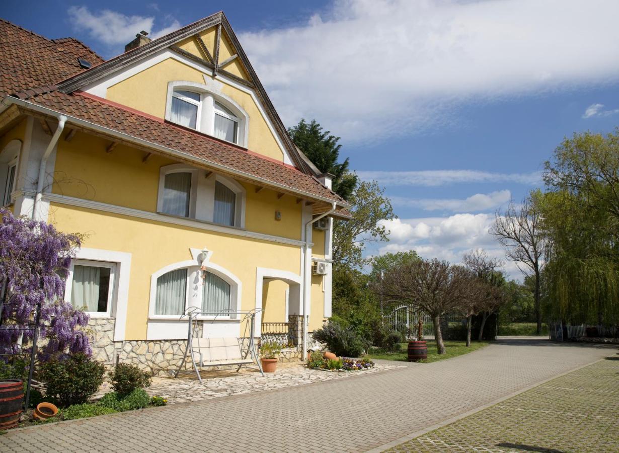 Jade Panzio Bed and Breakfast Balatonföldvár Exteriör bild